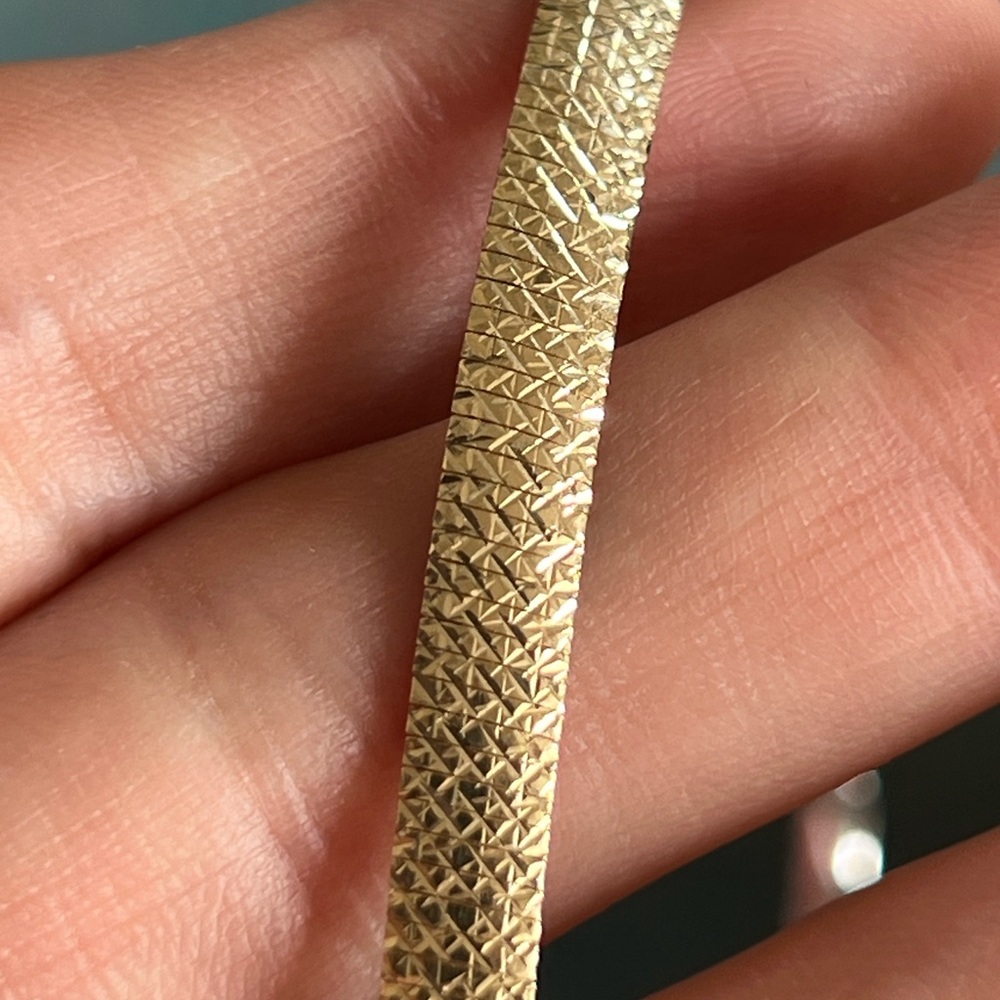 Diamond cut two tone,double sided Omega Necklace in 10k gold - Picture 5 of 9